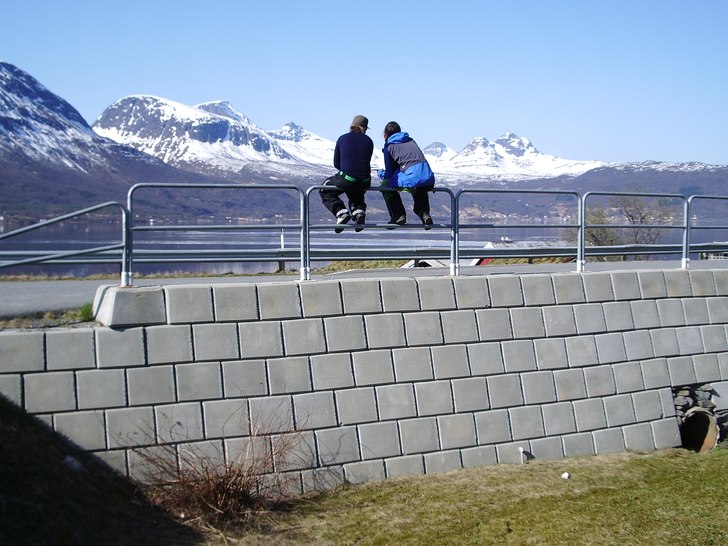 Martin och Kalle spannar in sköna linjer i Narvik. Foto: Kalle Gudmundson. Åkare: Martin och Danne.