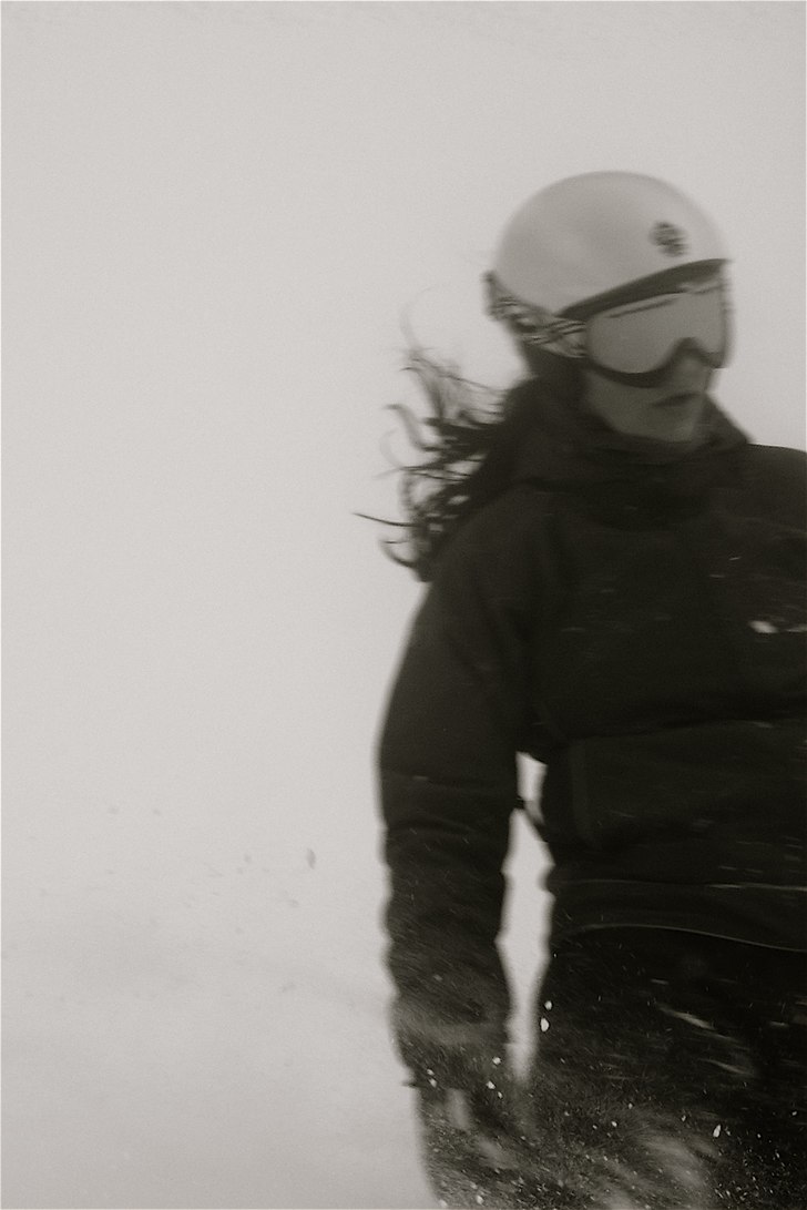 Fartfyllt i Glacier Bowl. Foto: Emil Engman. Åkare: Louise Rydén.