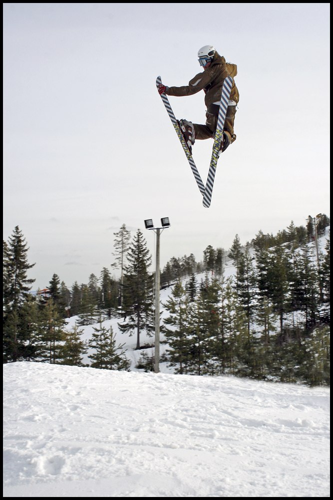 posar med undersidan på mina nya skidor! :)
540 . Foto: Jacob Gustafsson. Åkare: Jesper Norén.