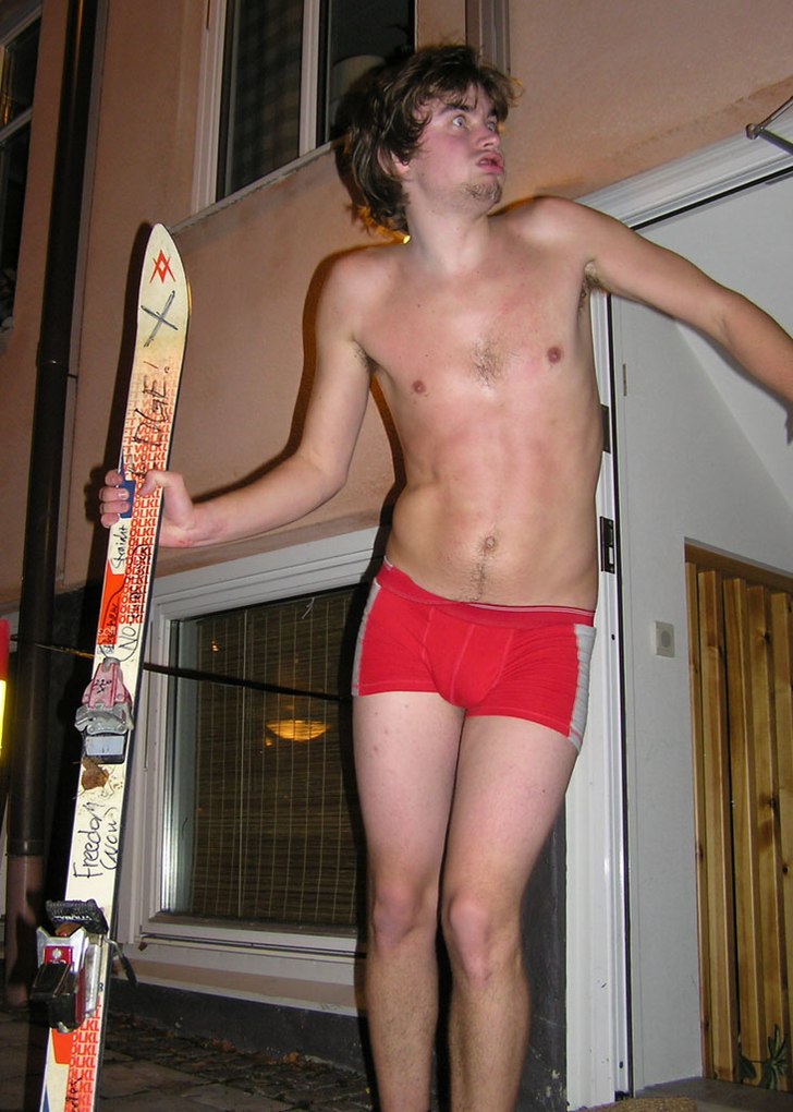 Calle visar de extrema Edge skidorna under premiä. Foto: Viktor Bjurlid. Åkare: CarlOlov Neider.