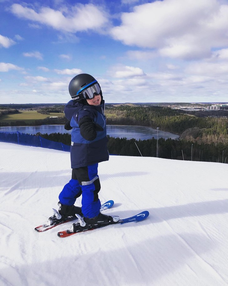 Lillebror 4 år som älskar skidåkningen lika myc.
