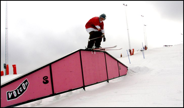 Ett slagskepp i Hammarbybacken en vårdag.. Foto: Mattias "Teku" Helgesson. Åkare: Gustav Frändfors.
