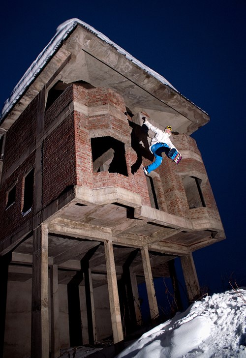 Onefoot av ett ofärdigt hotell som hade blivit ö. Foto: Kenneth Söderling. Åkare: Joonas Virtanen.