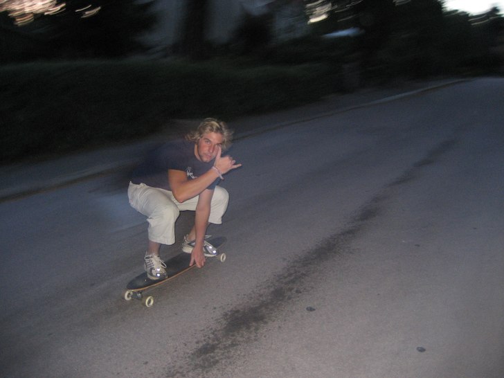 Fullfart frammåt på västeråsgator en sommarkv�. Foto: marcus wadsten. Åkare: johan wadsten.