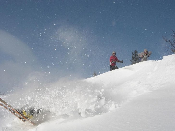 Landningen efter en framåtvolt ute i skogen. Foto: Wiktor skoglund. Åkare: Samuel uhrdin.