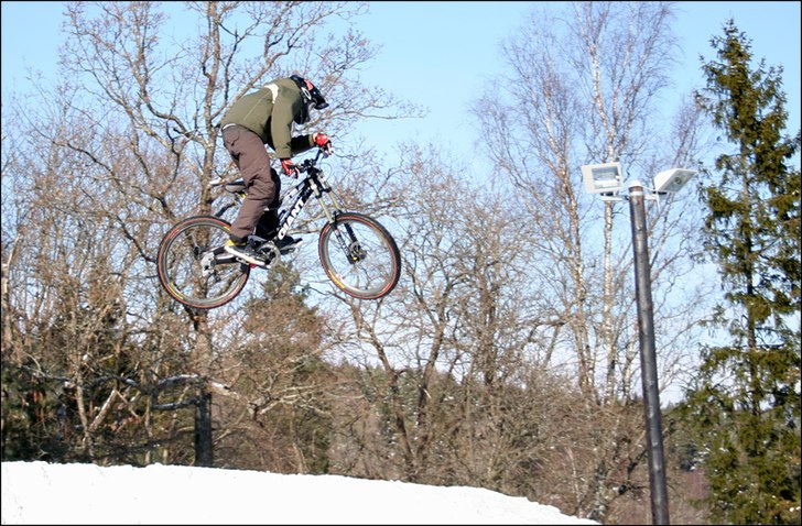 Mycket luft med mountainbike i ett big jump.. Foto: Anton. Åkare: Okänt.
