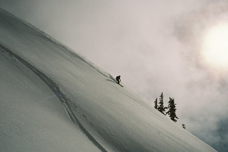Ett skönt orört åk ner på baksidan av Whistler. Foto: Anna Lissola. Åkare: Alexander Nylén.
