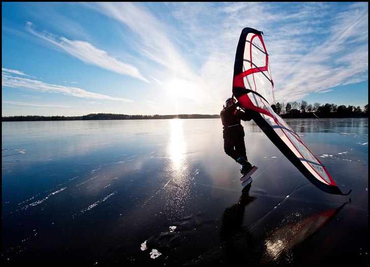 Kitewinge på spegelblank is.
Loggar ca 55km/h n�. Foto: Ulf Lindner. Åkare: Lars Wall.