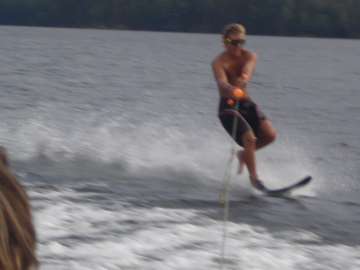 erhm, ja det är vattenskidor och ingen wakeboard.. Foto: Gustav Nilsson. Åkare: Kristoffer Svensson.