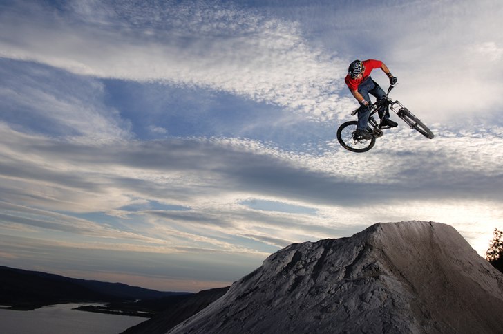 Robin gör en stilren 360 i Åre Bike Park. Jävli. Foto: Mattias Fredriksson. Åkare: Robin Wallner.