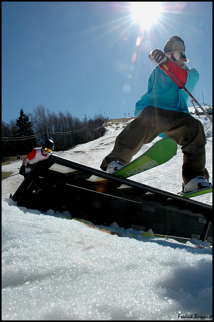 Fredrik drar ett höftskott.. Foto: Fredrik Bergquist. Åkare: Gustav Frändfors.
