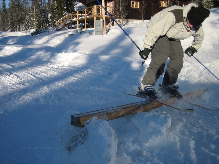 Jibbade lite utanför huset, innan backarna var ö. Foto: farsan. Åkare: Simon HP.