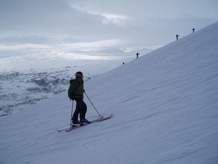 Dålig sikt, blåsigt och pinad snö... men spelar. Foto: Jan Nordin. Åkare: Johan Green.