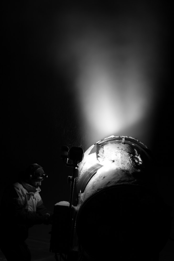 Micke Höglund, pistör Bydalsfjällen justerar sn. Foto: Gustav Ekrot h. Åkare: Mikael Höglund.