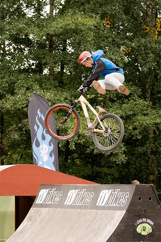 Avancerade trick i Skogås. Foto: Kenneth Einars. Åkare: John Alm Högman.