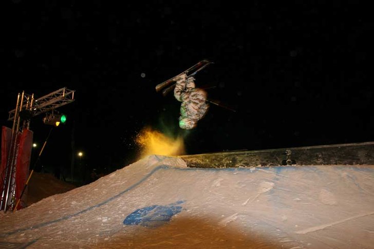 en av kvällens lyckade backflips. Foto: okänd. Åkare: Oskar Paulsson.