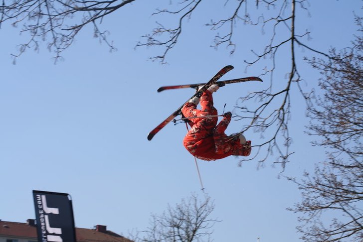 landa tyvärr med "tailpress-to-asgrind on th. Foto: meistro. Åkare: Svävar mellan grenarna på CBJO.