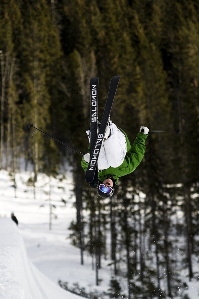 Simon laddade bajset i pipen o drog av en flaire. Foto: Nicke Jacobsson. Åkare: Simon Ericson.