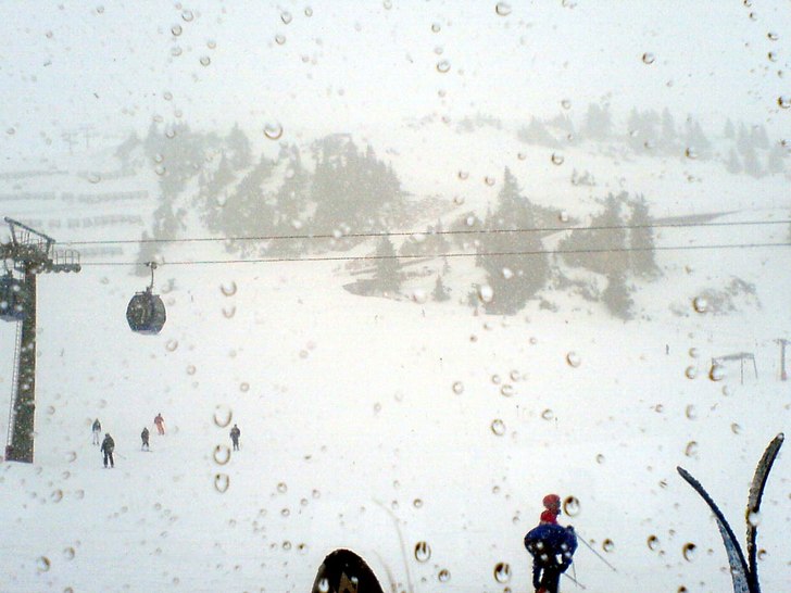Snöstorm sedd från restaurang i backen. Foto: Annika Hellström. Åkare: --.