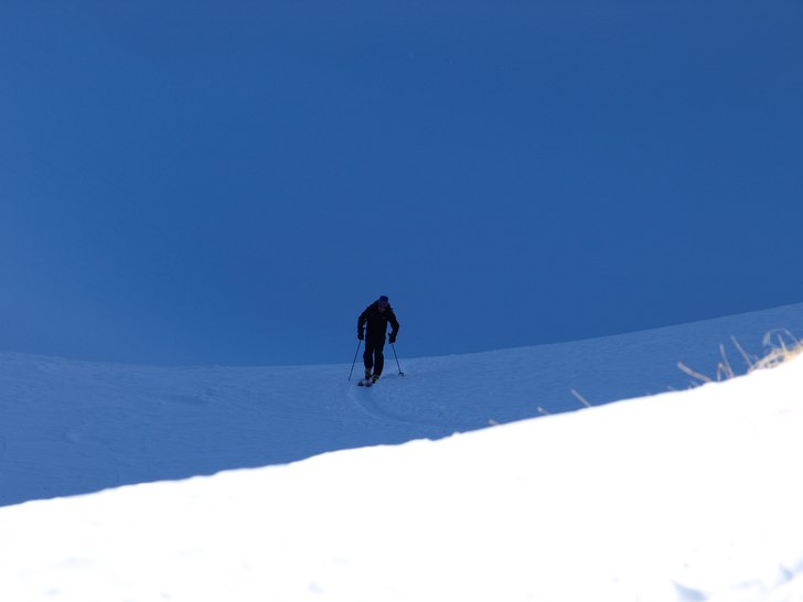 På väg uppför Mohnenfluh, sköna blåtoner.. Foto: Emil Persson. Åkare: Ulf.