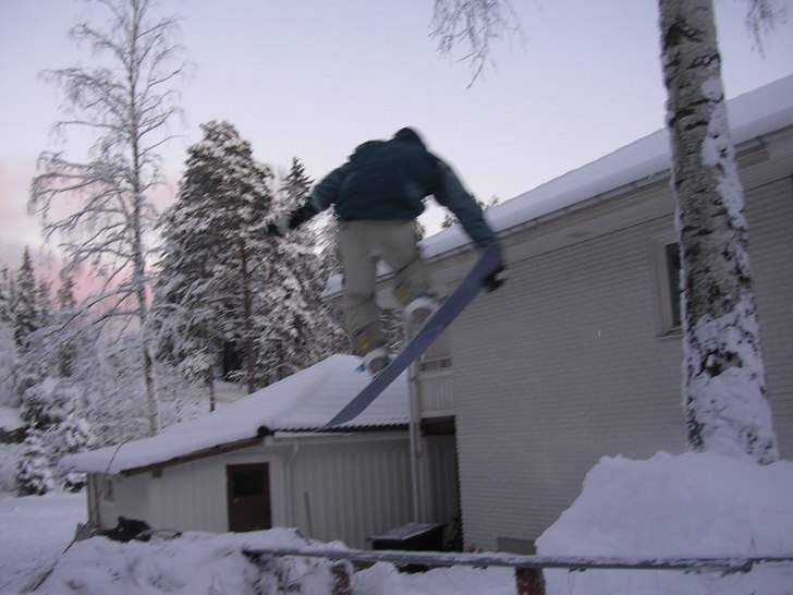 Vår egna snowboard park på baksidan. Foto: Phille Nykvist. Åkare: Petrus "Petta" Jakobsson.