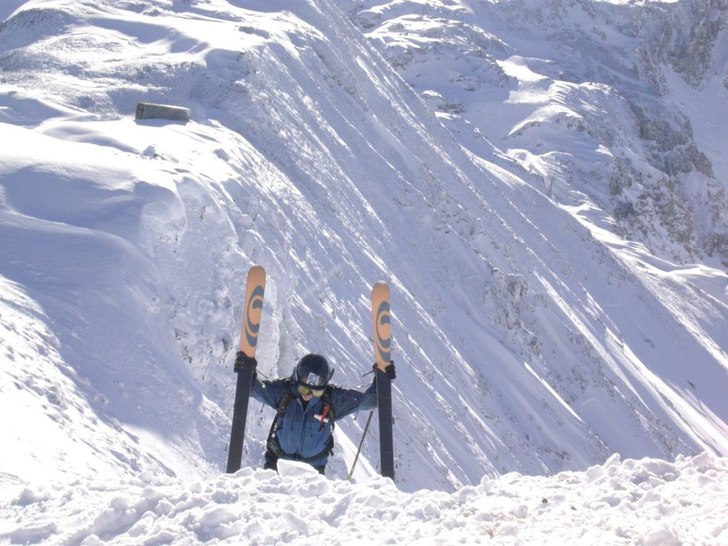 Henke på promenad mot orörda branter i Pischa, D. Foto: Petter Gustafsson. Åkare: Henrik Andersson.