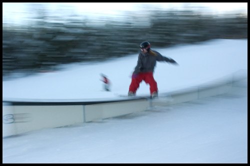 ah, en liten lett bs boardslide på banaanen!. Foto: viktor käll?kätt?-ström. Åkare: johanna holmstedt.