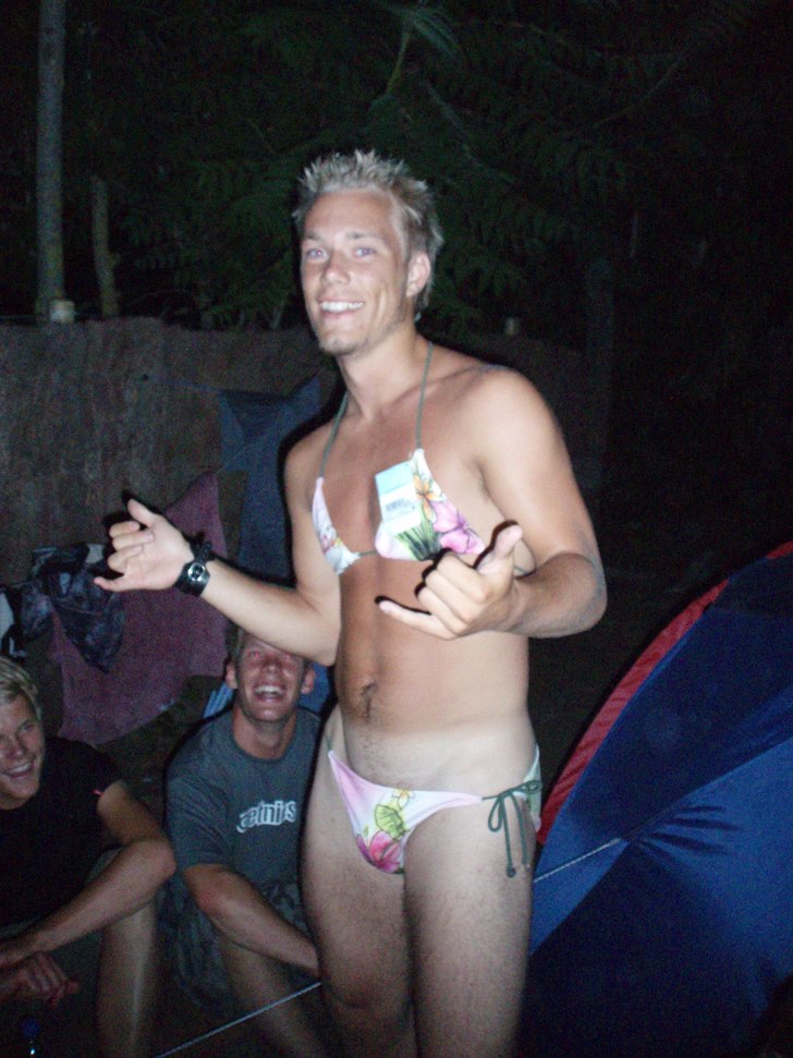 Kan bli lite flummigt efter en hel dag surfing. Foto: Joakim. Åkare: Who´s that babe?.