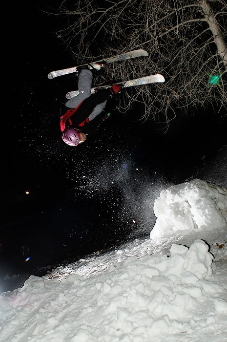 Vi hämtade snö från ishallen å byggde en liten. Foto: Lars-johan Sandström. Åkare: Elias Henderson.