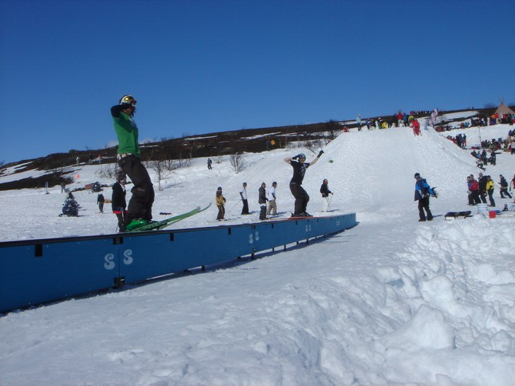 Johan och jon tar en öl på 30m boxen. Foto: Micke Lind. Åkare: Johan och Jon.