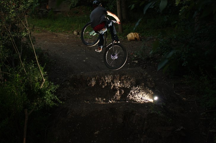 tobbe kör hårt i nybyggda dirten . Foto: victor östman. Åkare: tobbe högberg.