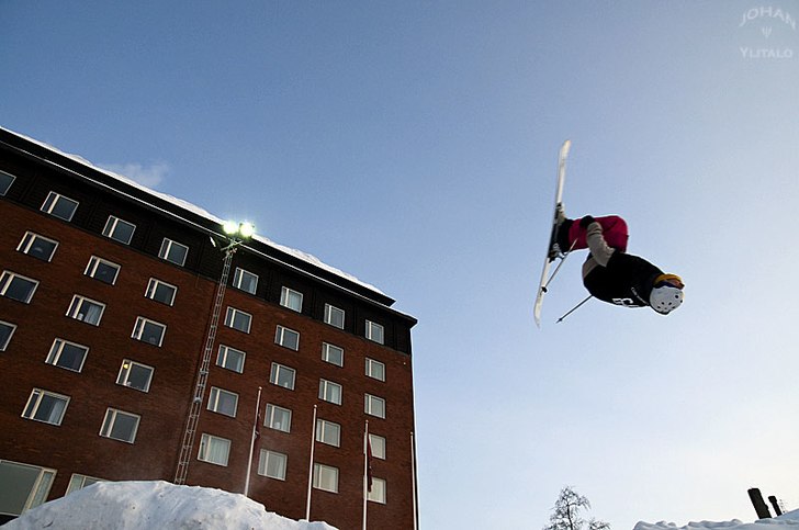 Uppbyggd backe i centrala Kiruna under Kiruna snö. Foto: Johan Ylitalo. Åkare: Okänd.
