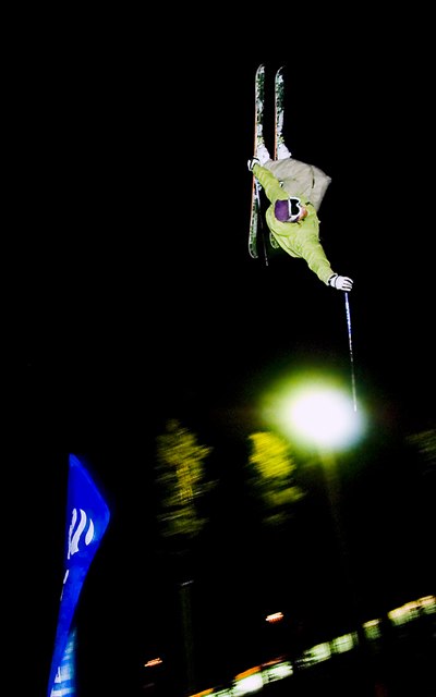 Någon hoppar i Oxborn hoppet under stars on snow.. Foto: Simon Pontér. Åkare: Emil?.