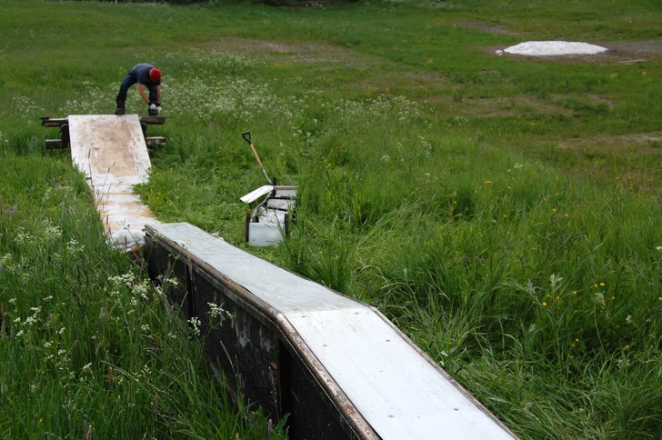 Det är 22 juni 2008 och Gustavsbergsbacken i Öst. Foto: Mats Domargård. Åkare: Mats Axelsson.