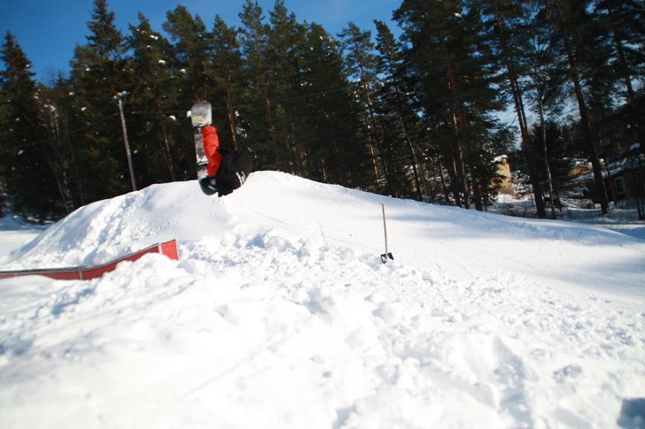 Frontflip out of box:p. Foto: Linus Belin. Åkare: hampus Gromer.
