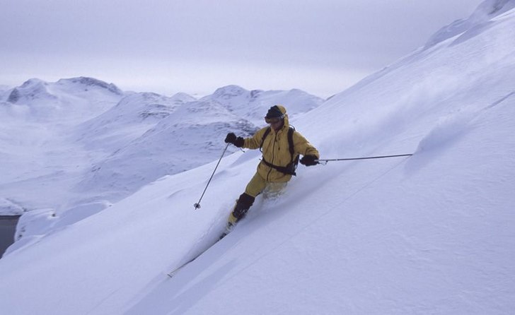 Nuuk backcountry. Ingen lifter, kun god sne.. Foto: Christian Helweg. Åkare: Lars Thorslund.