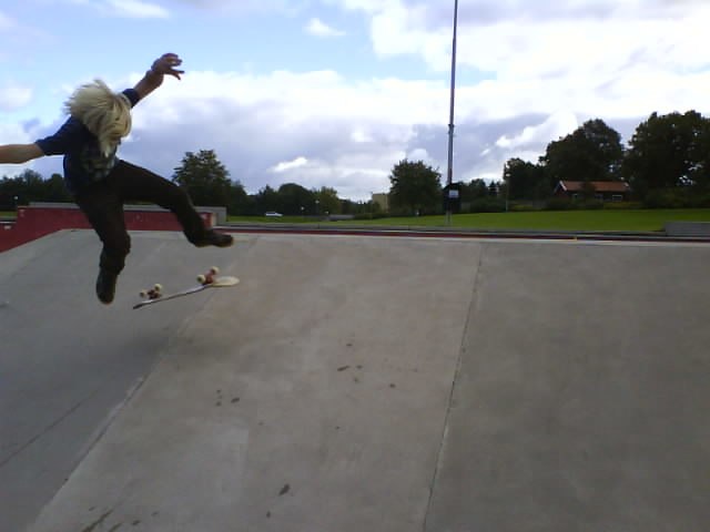 backside flip på banken i allingsåsparken. Foto: albin johansson. Åkare: David swahn.