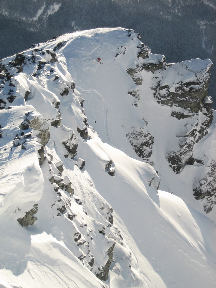 Sjukt brant line pa disease ridge utanfor 7th heav. Foto: Theodore Birkner. Åkare: Yosuke Hasumi.