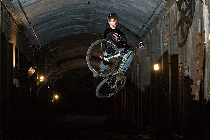 Alexander kör dirt i tågtunneln när regnet vrä. Foto: Kenneth Einars. Åkare: Alexander Bäckvall.
