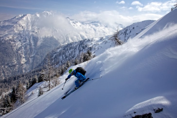 Känslan av att vara först i orört puder i brant. Foto: Robin Ohlsson. Åkare: Max Timander.