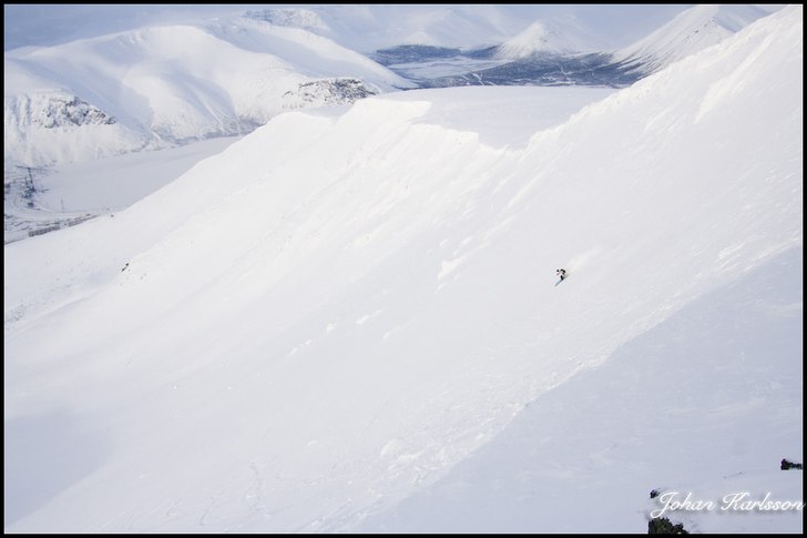 Härligt åk efter att ha tagit oss upp mot toppen. Foto: Johan Karlsson. Åkare: Anders Hannu.