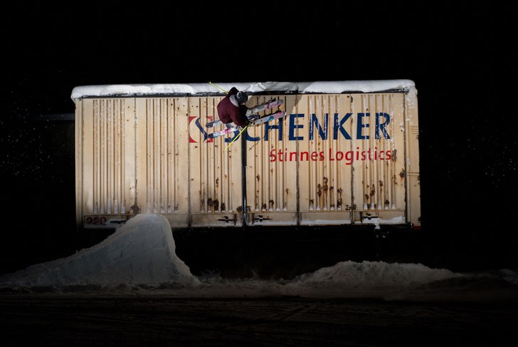 Wallride på en plåtlåda helt enkelt.. Foto: Gustaf Wennerström. Åkare: Erik Lundmark.