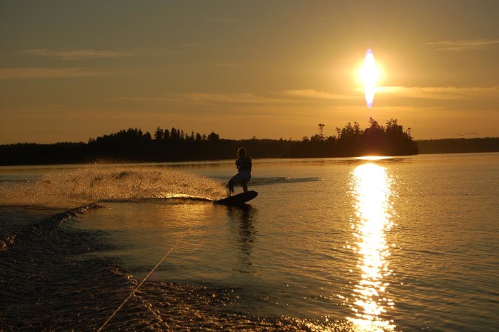 En underbar kväll vid sjön och vi lekte med wake. Foto: Malin Lönnbark. Åkare: Jenny Aleryd.
