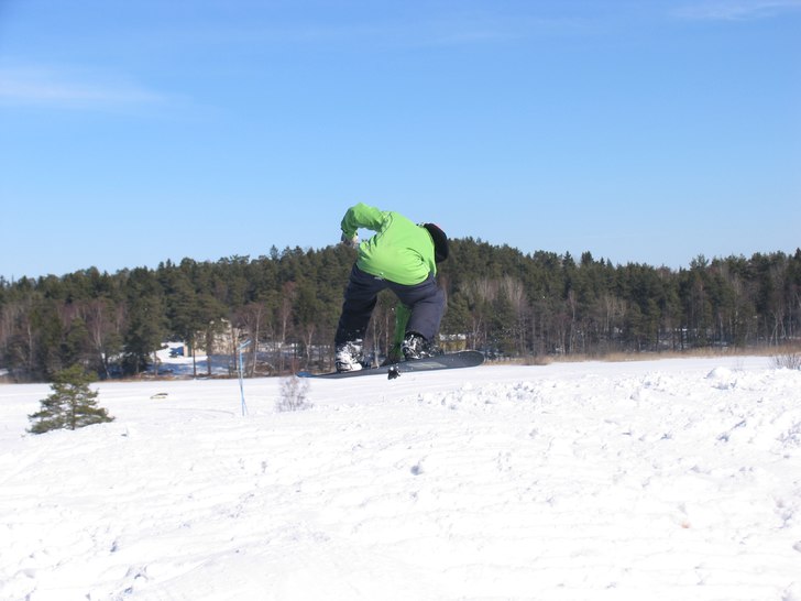 En solig dag i Väsjöbacken. Samma hopp, en ngt i. Foto: Mats Ericson. Åkare: Jens Ortner.