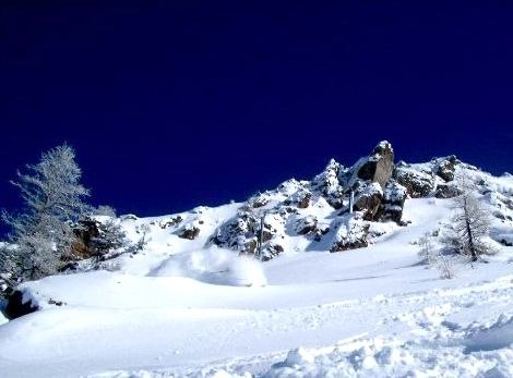 Henke försvinner helt i snömolnet, det har snöa. Foto: Petteri Koste. Åkare: Henrik Mideroos.