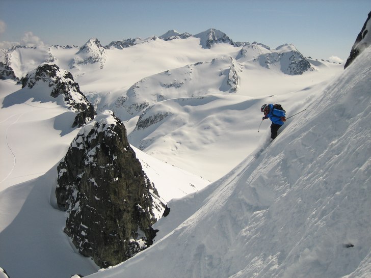 Sjon puder svang med en liten men maktig liten top. Foto: Theodore Birkner. Åkare: Alexander Nylen.