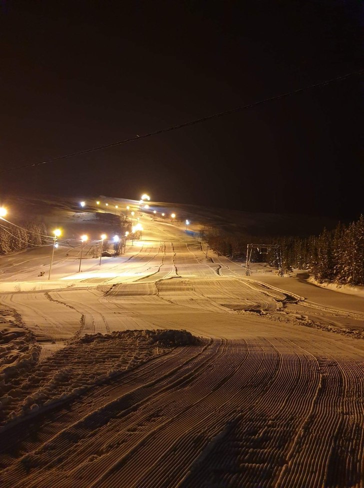 Stengt bakke
Grunnet veldig våt snø holder vi an.