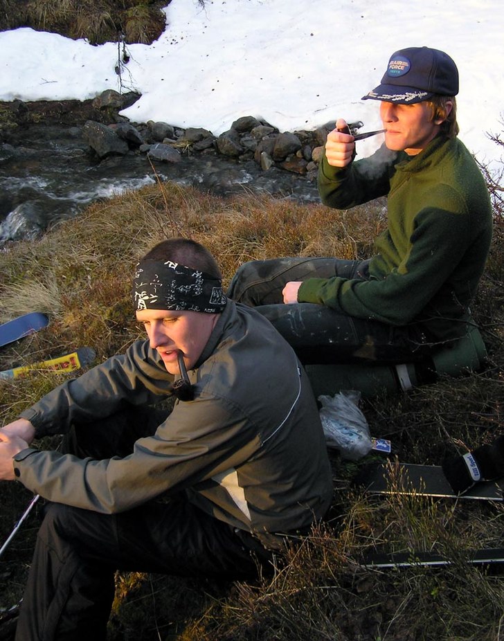 Paus för piprökning på väg ner efter ha åkt i. Foto: Viktor Bjurlid. Åkare: Wiklund och Pontus.