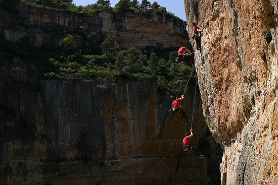 Anders faller från en 7b led i Spanska Siurana. . Foto: Jonas Ahlman. Åkare: Anders Wilson.