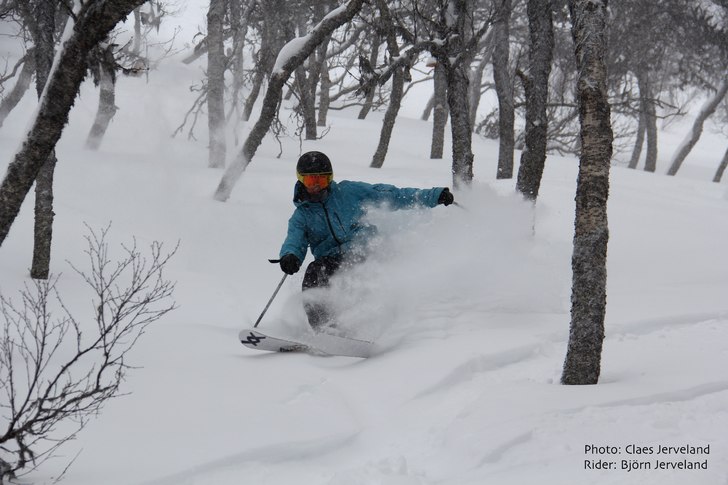 En härlig dag i pudret i Tegeskogen.. Foto: Claes Jerveland. Åkare: Björn Jerveland.